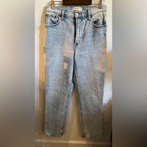 Abercrombie and Fitch “The 90’s Straight Ultra High Rise” in size 6R/28